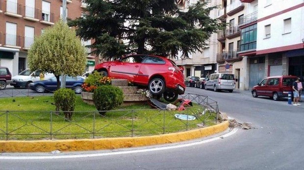 Un profesor de autoescuela lo confiesa: Este es el error más común que cometemos en una rotonda 83 Motor16 accidente