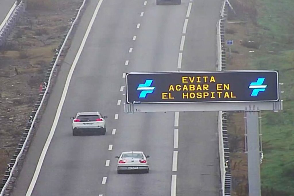 Di adiós a estas seis cosas que nunca debes hacer al volante 17 Motor16 cartel luminoso carretera dgt Motor16