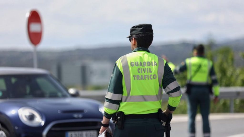 La prenda con la que no salen a patrullar los agentes de Tráfico de la Guardia Civil. Y se lo exigen a Pere Navarro 23 Motor16 airbag