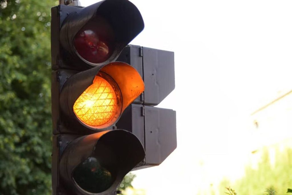 Radar de semáforo: esta es la multa por saltarlo en ámbar 89 Motor16 multa