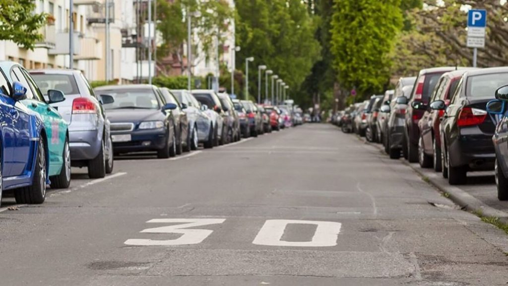 La primera autopista en España que limita la velocidad máxima a 100 km/h 120 Motor16 limitar