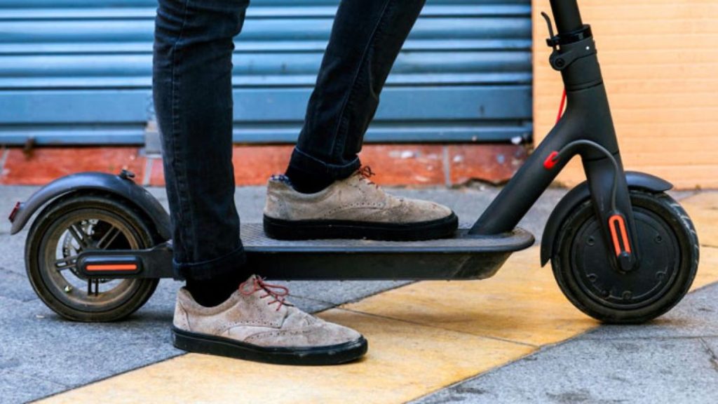 ¿Me puede multar la DGT por ir dos en un patinete? 70 Motor16 circulación