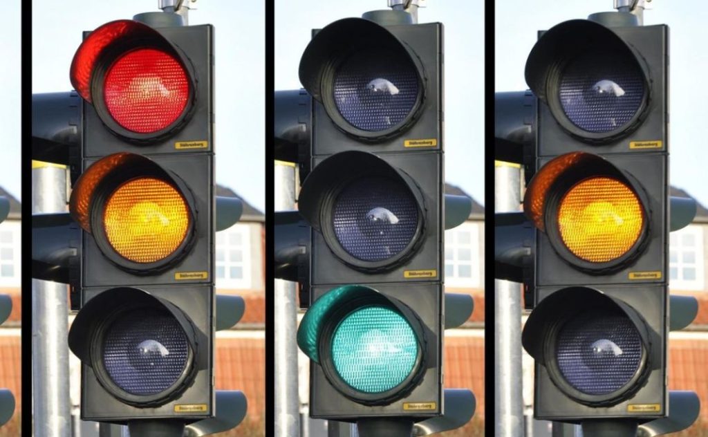 Radar de semáforo: esta es la multa por saltarlo en ámbar 90 Motor16 semáforos