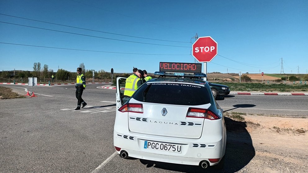 La prenda con la que no salen a patrullar los agentes de Tráfico de la Guardia Civil. Y se lo exigen a Pere Navarro 24 Motor16 Control Guardia Civil Tráfico