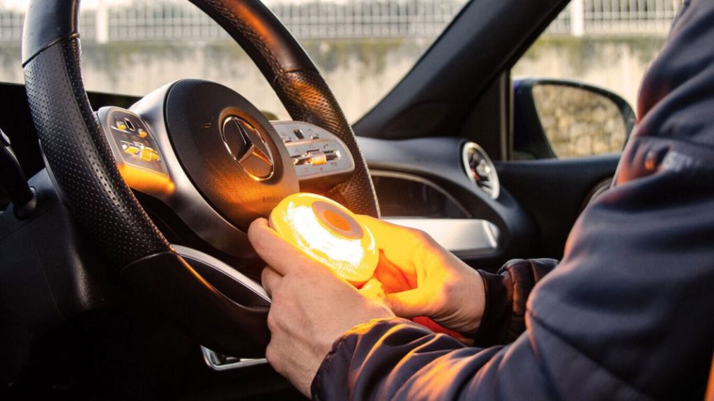 El truco infalible para saber si tu baliza V16 está homologada por la DGT 45 Motor16 conexión