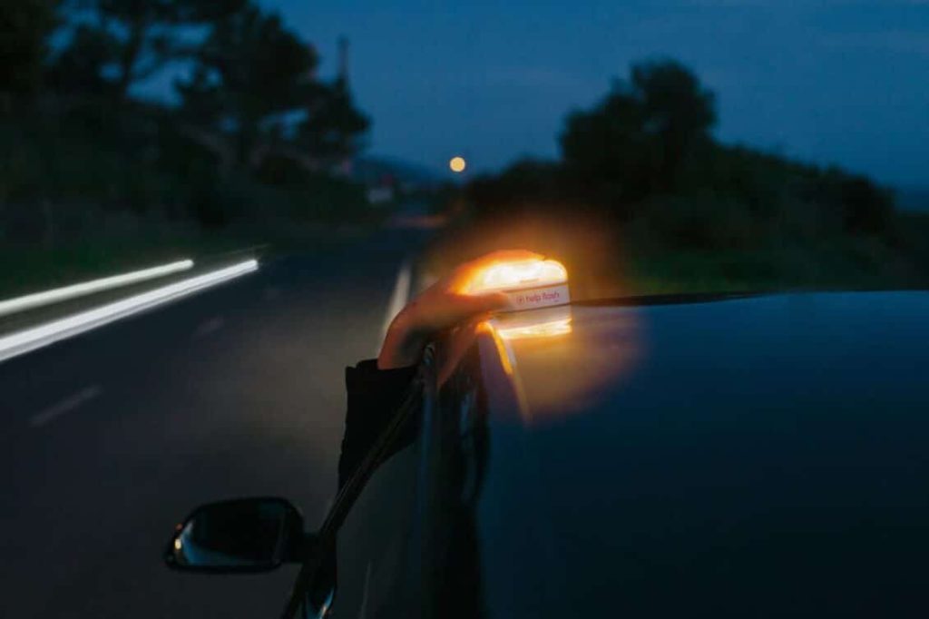 El negocio que esconde cambiar los triángulos de emergencia por las luces V16 44 Motor16 tecnología