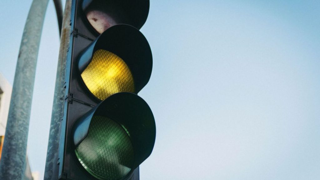 Radar de semáforo: esta es la multa por saltarlo en ámbar 92 Motor16 matrícula