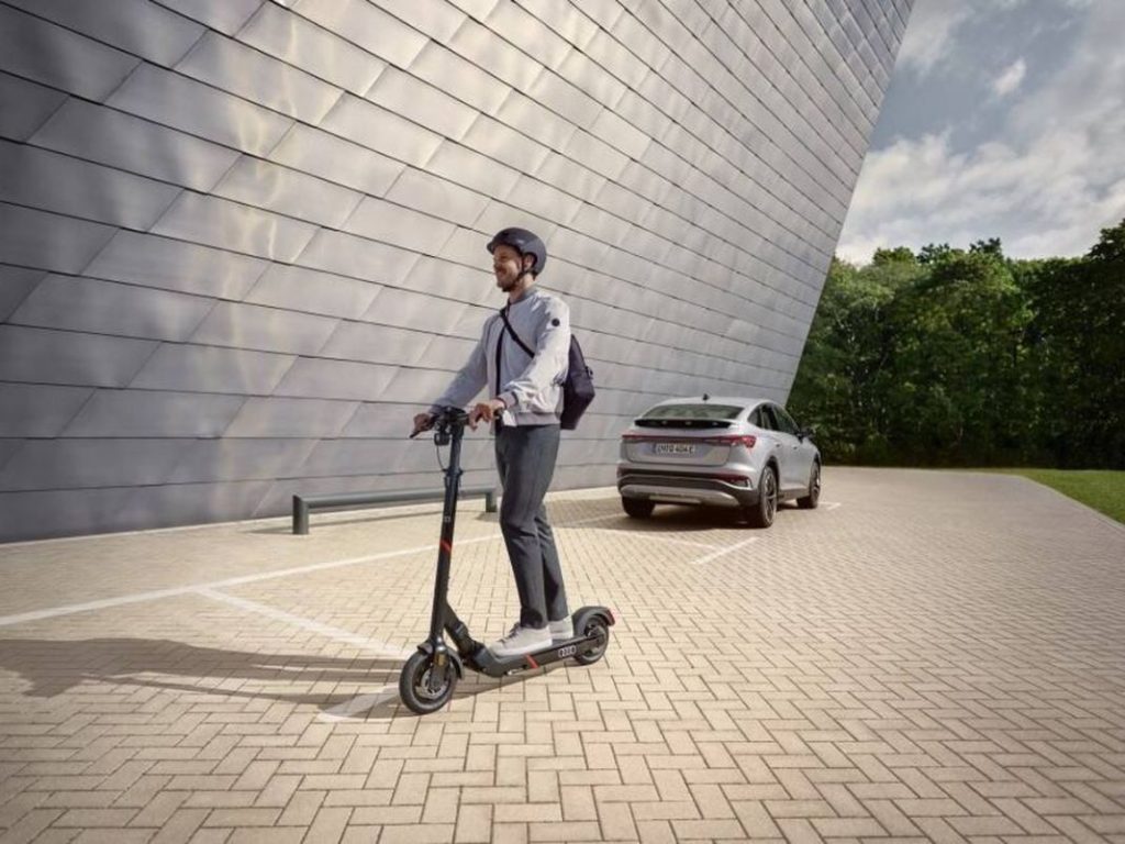 ¿Me puede multar la DGT por ir dos en un patinete? 69 Motor16 prohibido