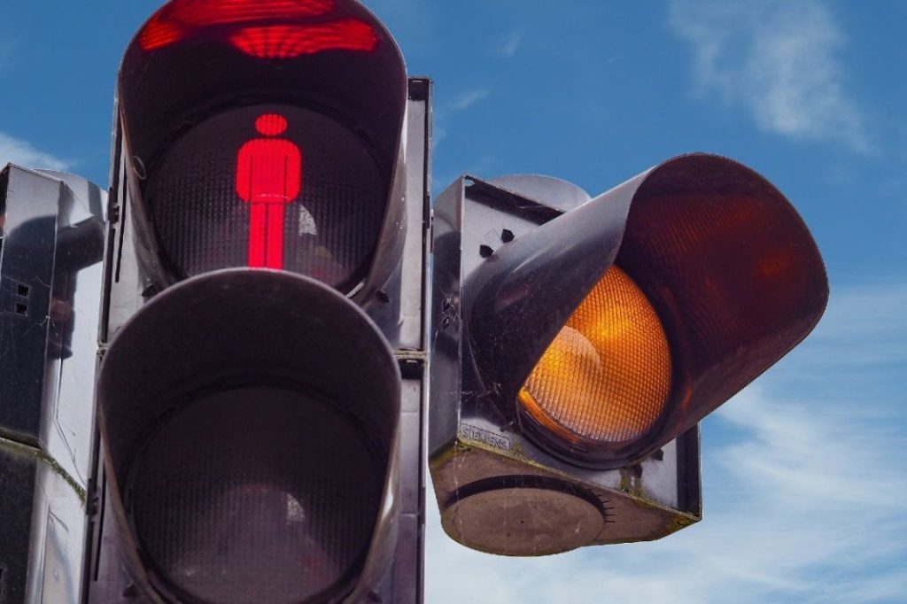 Radar de semáforo: esta es la multa por saltarlo en ámbar 91 Motor16 puntos