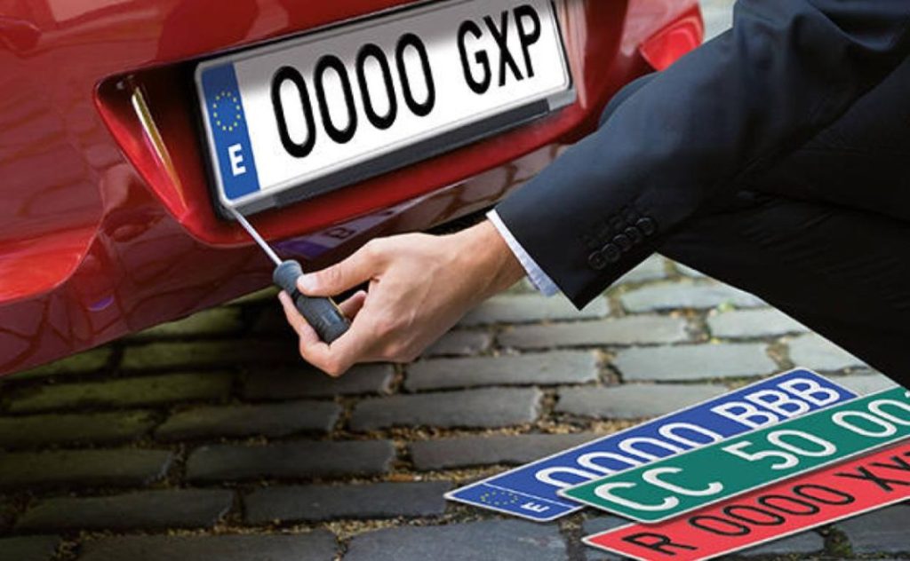 La DGT sorprende a todos los conductores con el último cambio efectuado en las matrículas 176 Motor16 matriculaciones