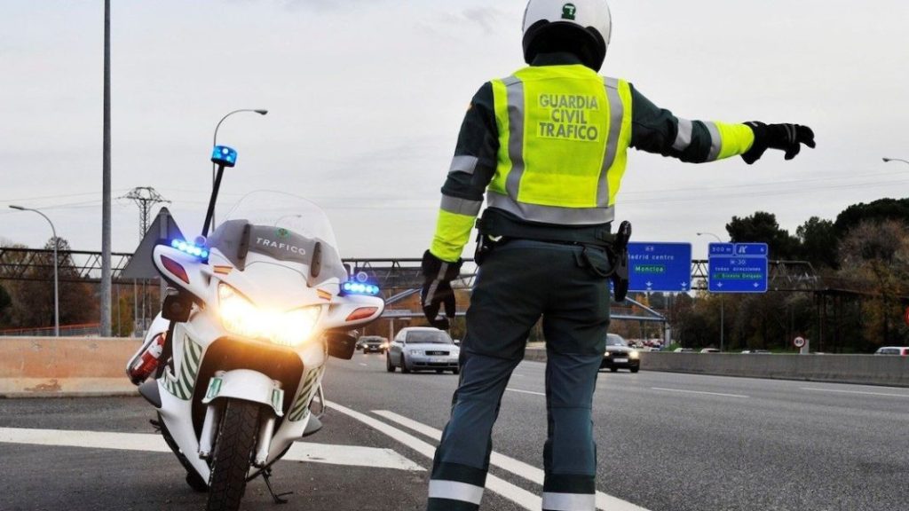 La prenda con la que no salen a patrullar los agentes de Tráfico de la Guardia Civil. Y se lo exigen a Pere Navarro 21 Motor16 agentes
