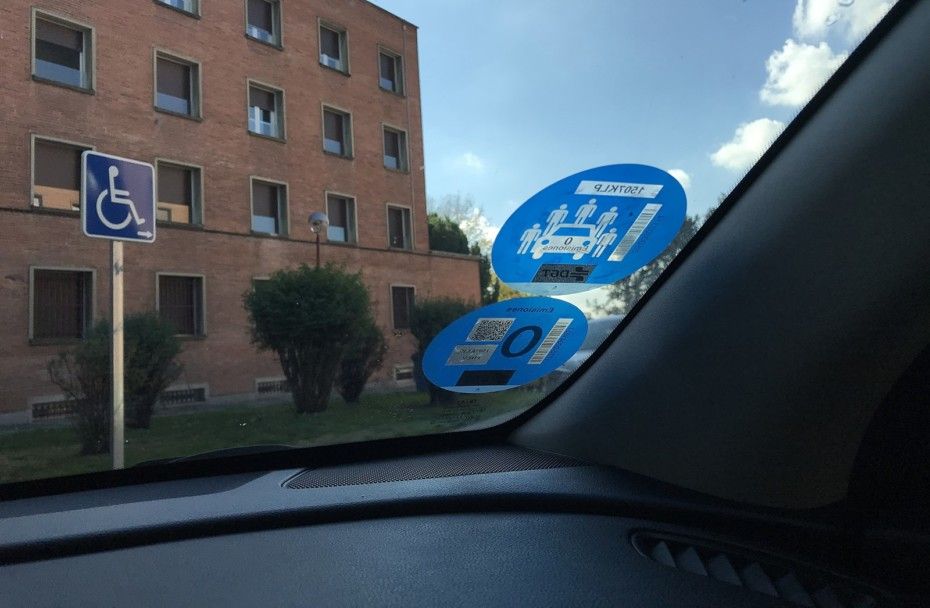 Señal V-26: la quinta pegatina medioambiental de la DGT que seguro no conocías 58 Motor16 v-26