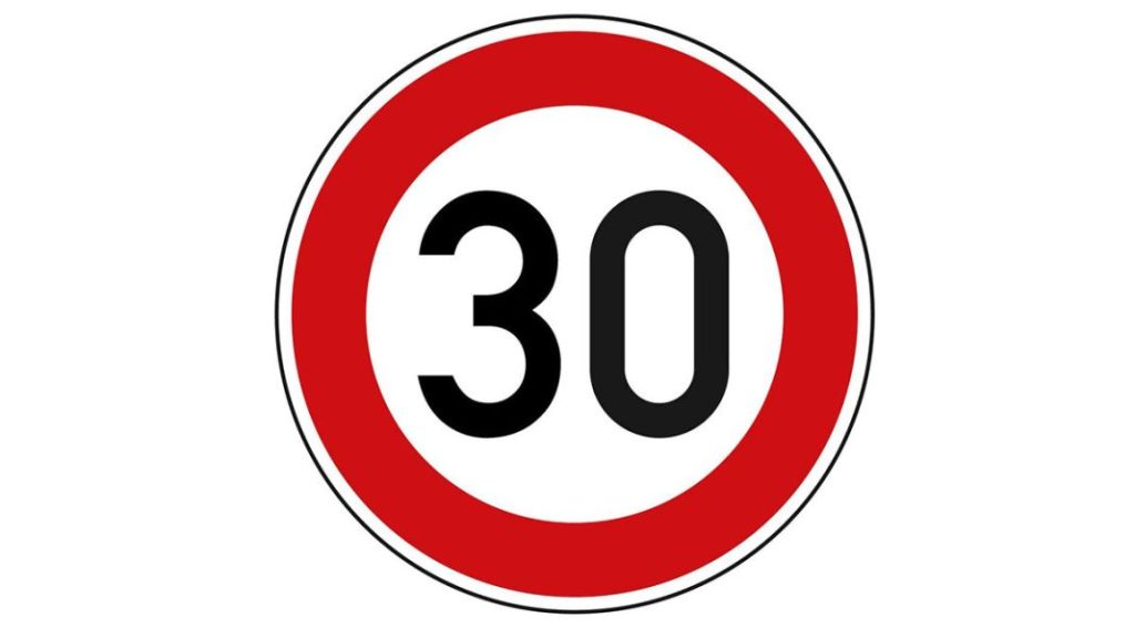 La primera autopista en España que limita la velocidad máxima a 100 km/h 117 Motor16 autopista