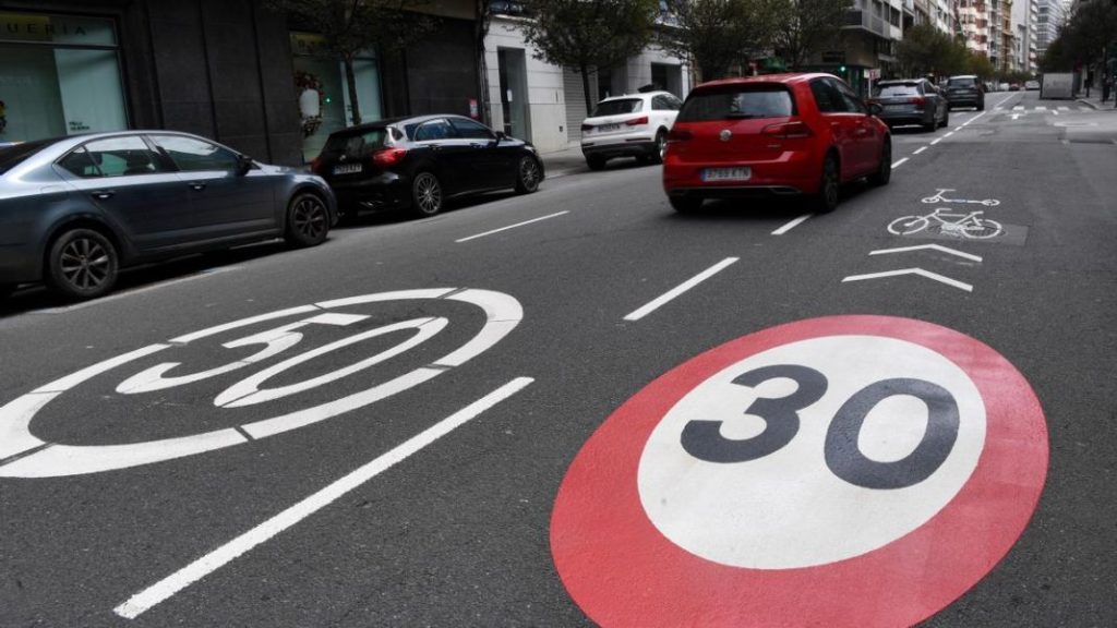 La primera autopista en España que limita la velocidad máxima a 100 km/h 118 Motor16 velocidad