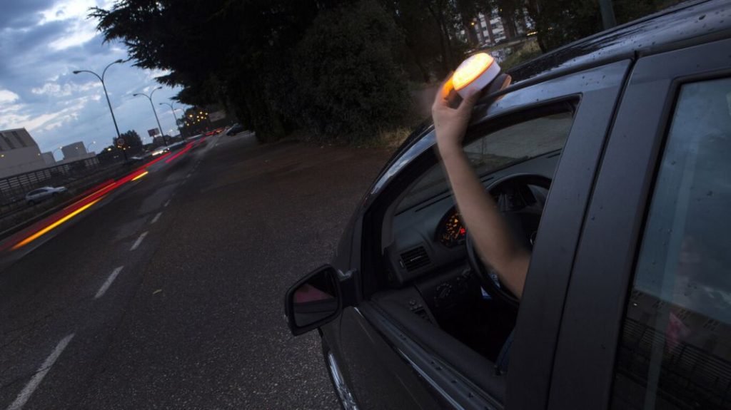 El negocio que esconde cambiar los triángulos de emergencia por las luces V16 45 Motor16 vehículo