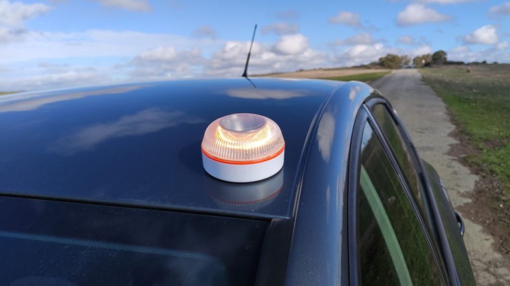 El negocio que esconde cambiar los triángulos de emergencia por las luces V16 47 Motor16 obligatorias