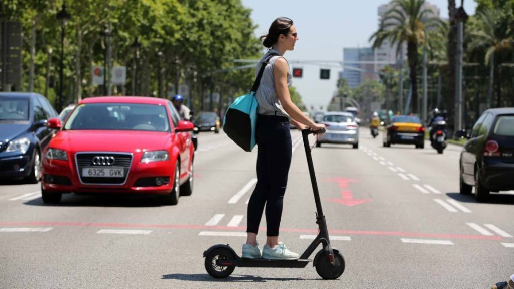 ¿Me puede multar la DGT por ir dos en un patinete? 67 Motor16 DGT