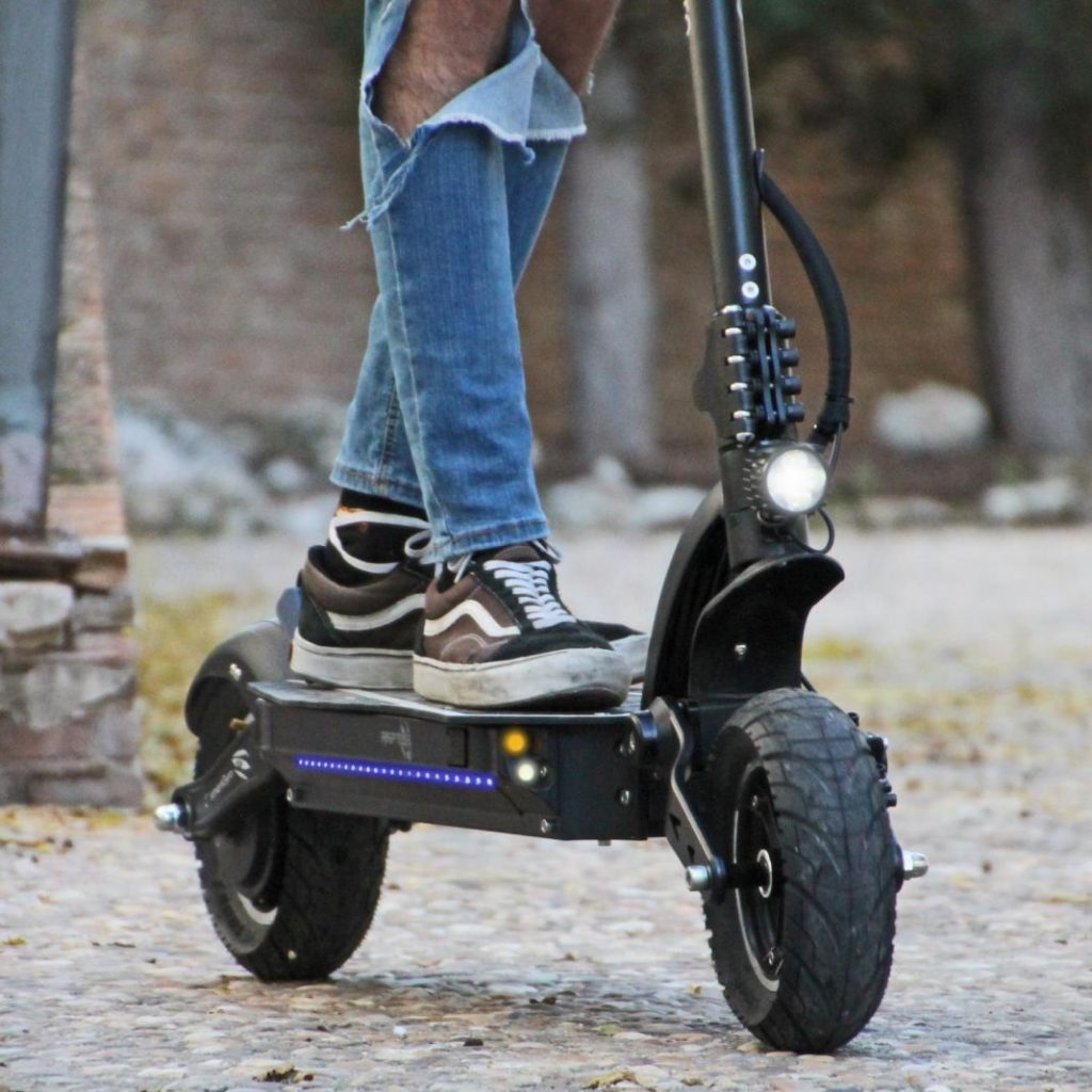 El patinete eléctrico de altas prestaciones ya está aquí. Y tiene neumáticos Pirelli 173 Motor16 patinete Motor16