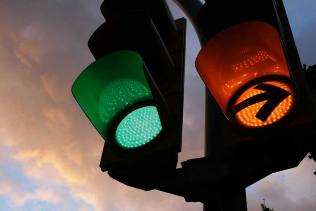 La última ocurrencia de la DGT: llegan los semáforos con cuatro colores 128 Motor16 estudio