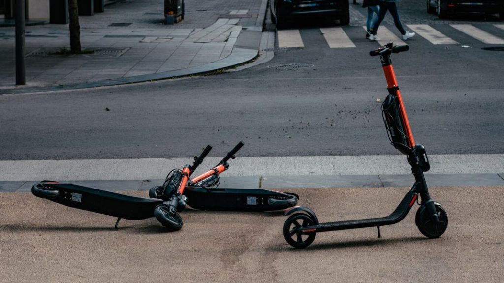 Esta es la gran capital europea que echará a los patinetes eléctricos de sus calles 75 Motor16 medidas