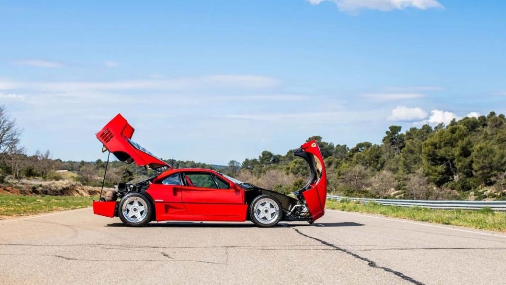 ¿Quieres el Ferrari F40 de un campeón de Fórmula 1? El de Alain Prost se vende 3 Motor16 1989 Ferrari F40 Alain Prost. Imagen estática lateral.