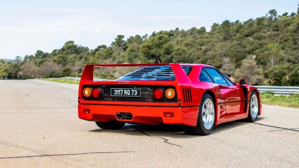 ¿Quieres el Ferrari F40 de un campeón de Fórmula 1? El de Alain Prost se vende 1 Motor16 1989 Ferrari F40 Alain Prost. Imagen estática trasera.