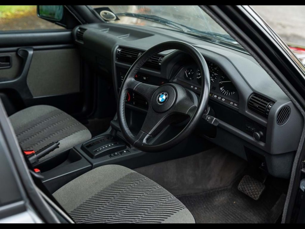 Este BMW 316i de 1991 está como recién salido del concesionario 1 Motor16 1991 BMW 316i Lux Subasta UK. Imagen interior.