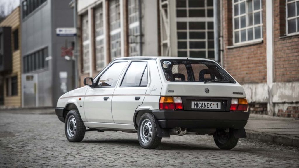 El Skoda Favorit que la marca quisiera tener en su museo 1 Motor16 1993 Skoda Favorit 37 kilómetros. Imagen estática trasera.