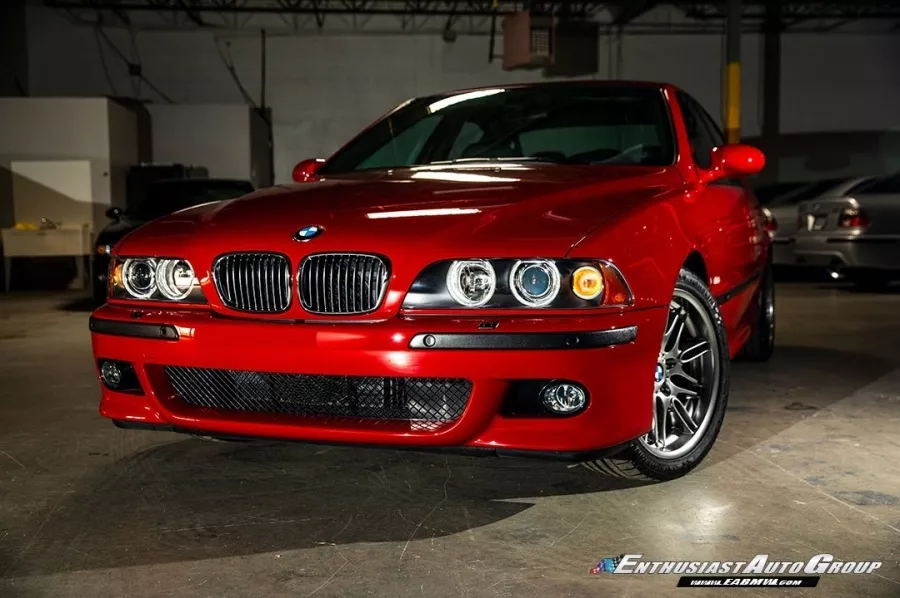 Este BMW M5 'E39' tiene complejo del modelo actual