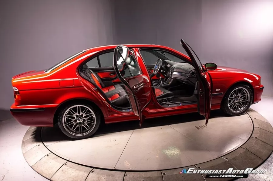 2003 BMW M5 E39. Imagen estudio lateral.