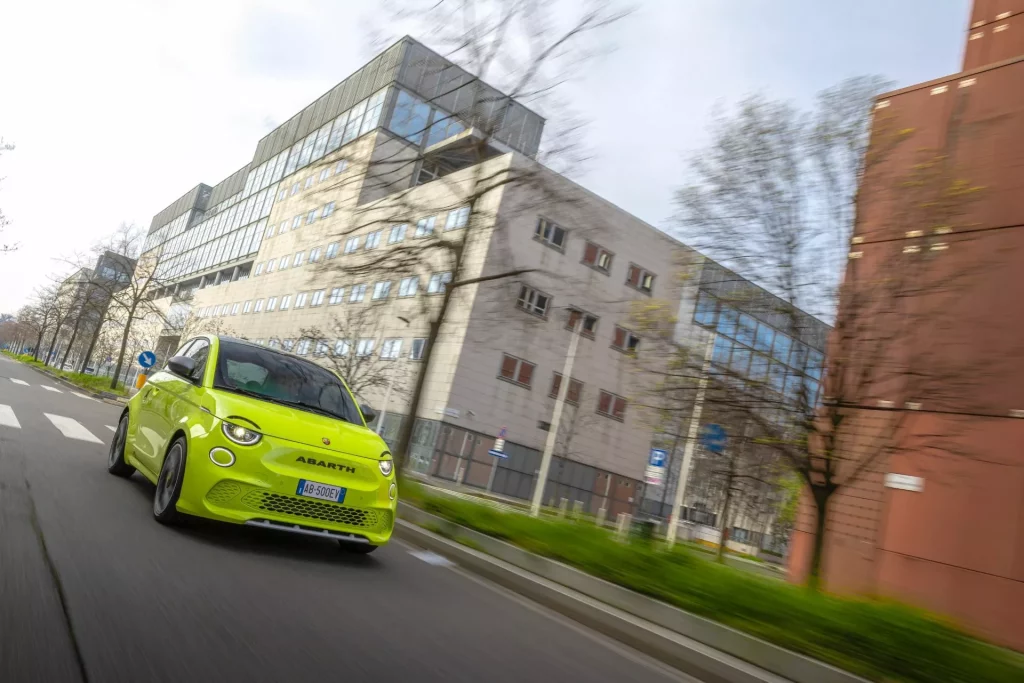 2023 Abarth 500e Turismo 48 Motor16