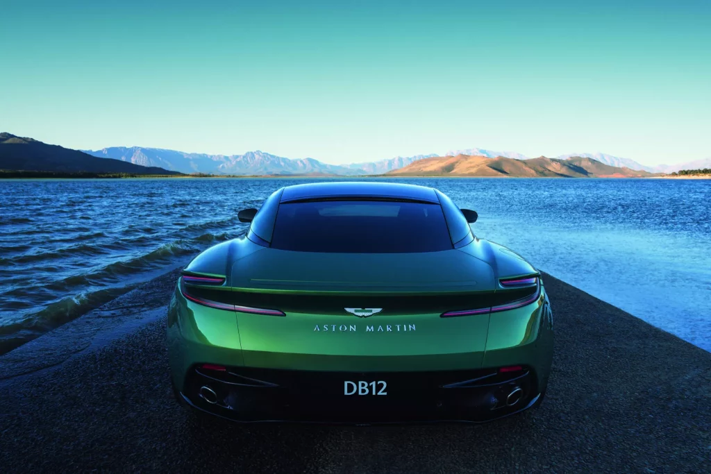 2023 Aston Martin DB12. Imagen estática trasera.