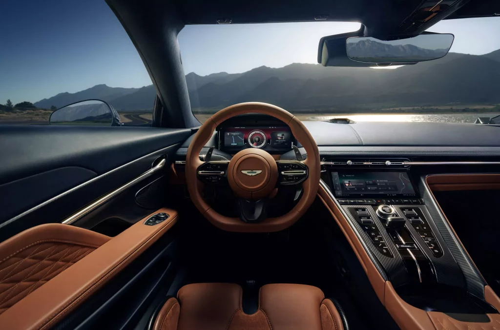 2023 Aston Martin DB12. Imagen salpicadero.