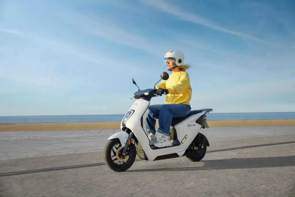 2023 Honda EM1 e:scooter. Imagen movimiento.