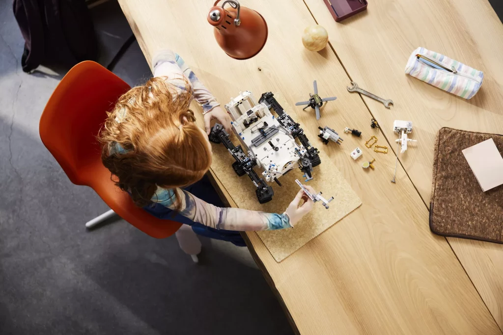 2023 Lego Technic rover marte. Imagen montaje.