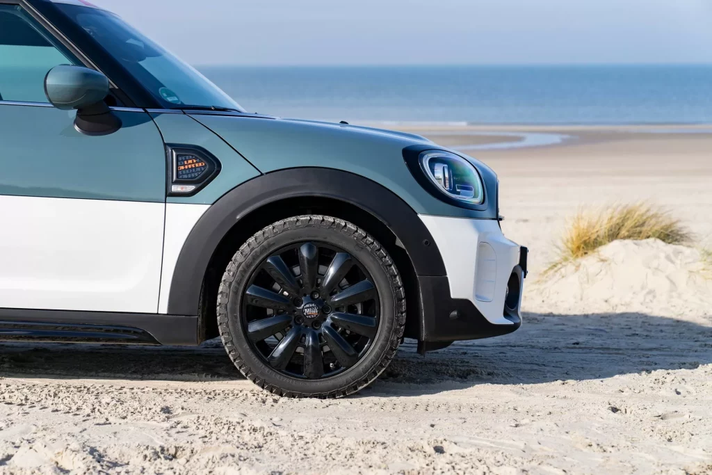 2023 Mini Countryman Uncharted Edition. Imagen detalle llanta.