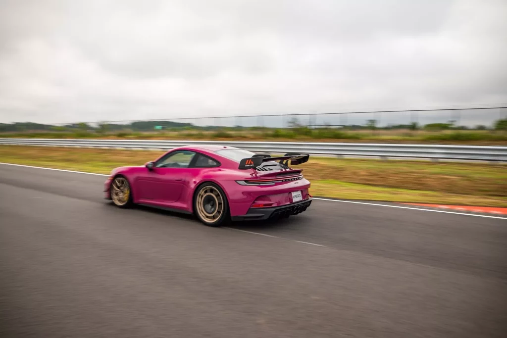 2023 Porsche 911 GT3 Manthey Racing. Imagen movimiento trasero.