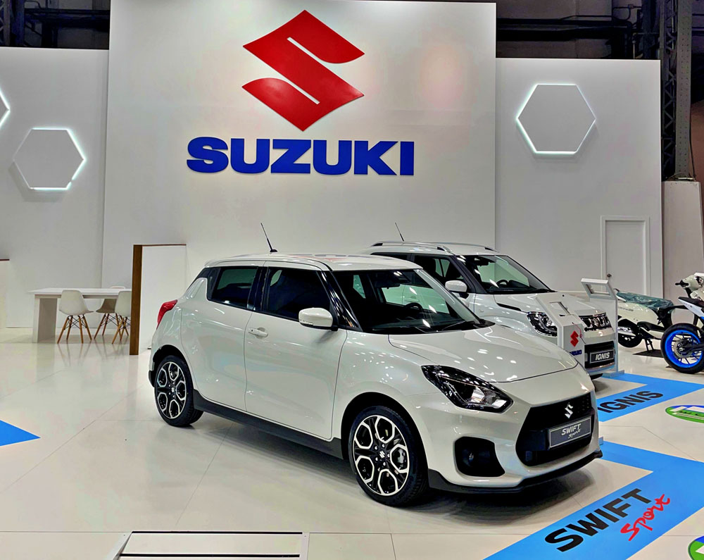 Suzuki presume de bajas emisiones en el Automobile Barcelona 1 Motor16 2023 Suzuki Automobile Barcelona. Imagen interior.