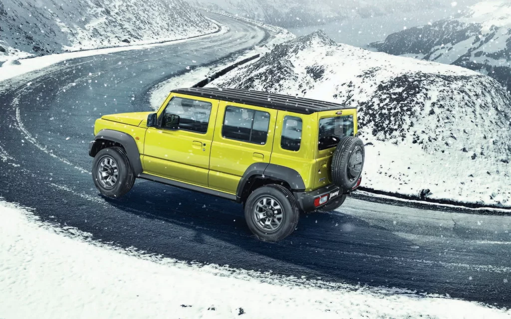 2023 Suzuki Jimny 5 puertas. Imagen movimiento.