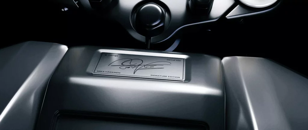 2023 Verge Mika Häkkinen Signature Edition. Imagen detalle firma.