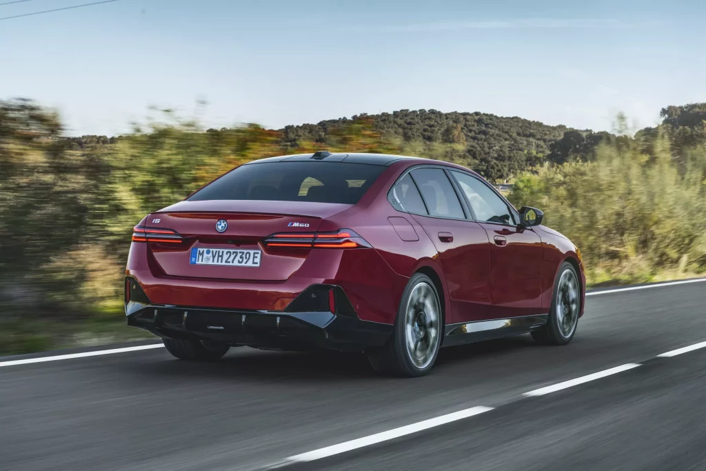 2023 BMW Serie 5. Imagen movimiento trasero.