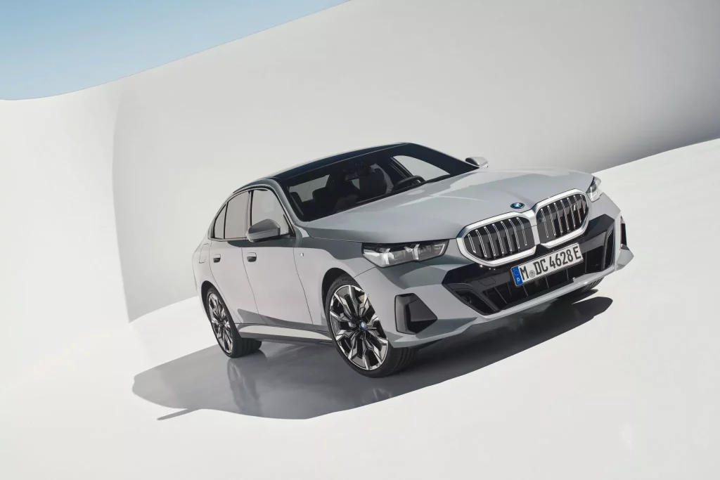 2023 BMW Serie 5. Imagen estática frontal.