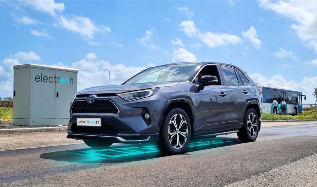 Electreon y este Toyota RAV4 llevan al extremo la carga por inducción 1 Motor16 2023 Electreon Toyota RAV4 PHEV. Imagen.