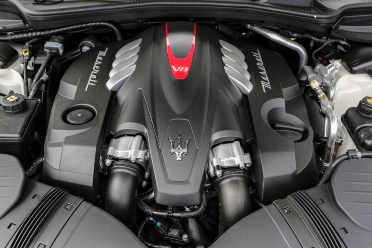 2023 Motor V8 Maserati. Imagen.