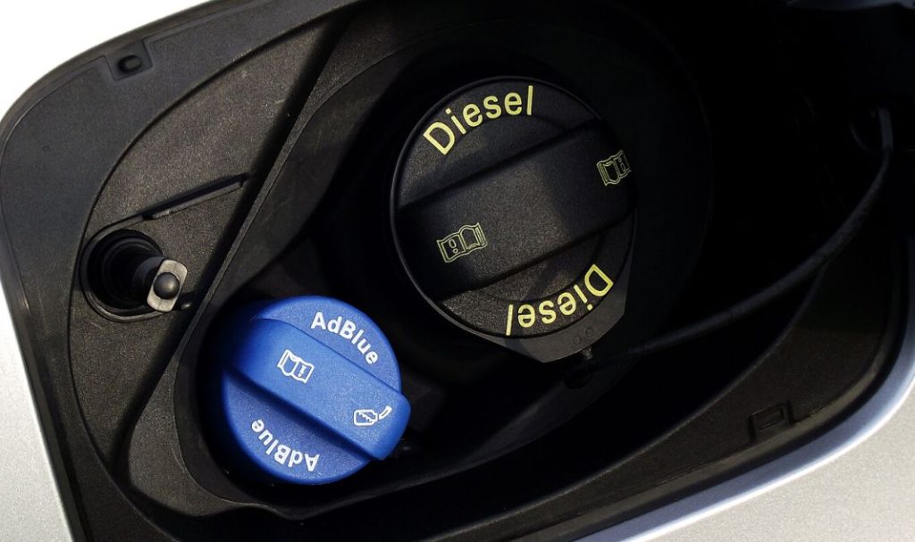 La OCU pide indemnizar a los afectados por el sistema AdBlue de PSA 1 Motor16 2023 Tapón gasolina y tapón AdBlue denuncia OCU.