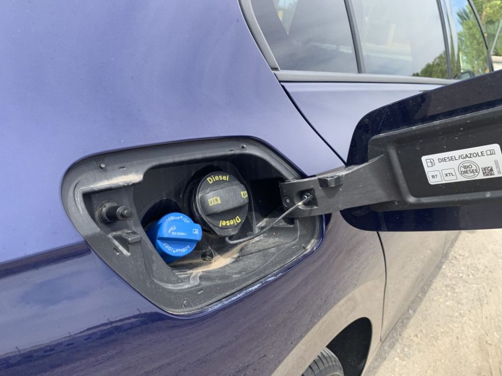 2023 volkswagen golf tdi 115 life 10 Motor16