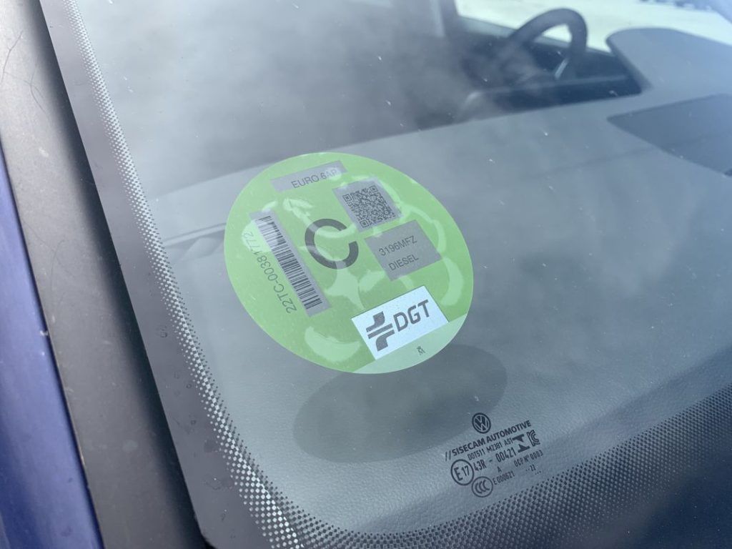 2023 Volkswagen Golf 2.0 TDI 115 CV Life. Imagen etiqueta DGT.