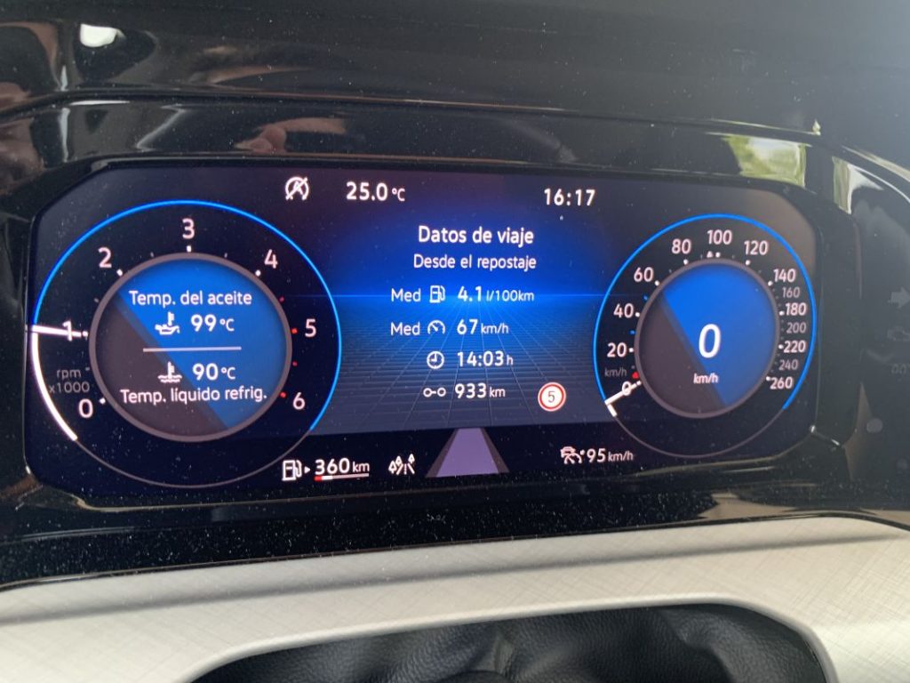 2023 Volkswagen Golf 2.0 TDI 115 CV Life. Imagen relojes digitales.