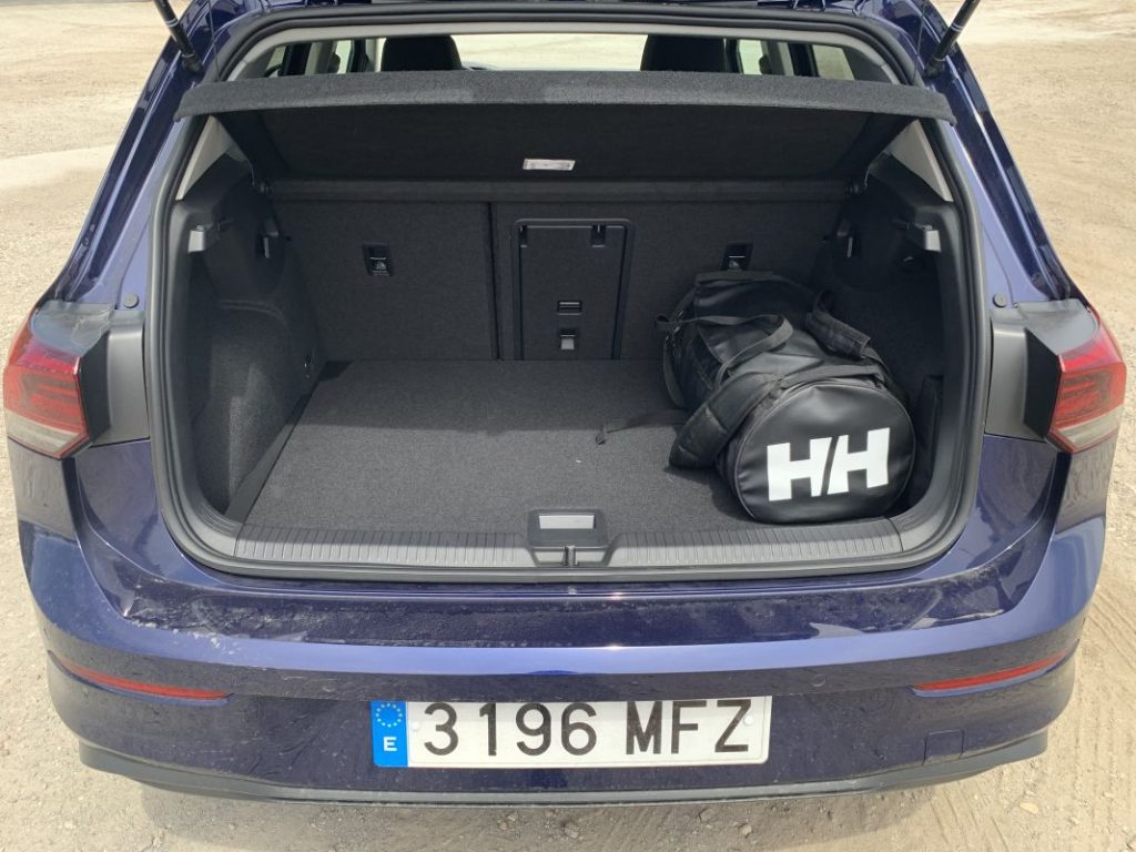 2023 Volkswagen Golf 2.0 TDI 115 CV Life. Imagen maletero.