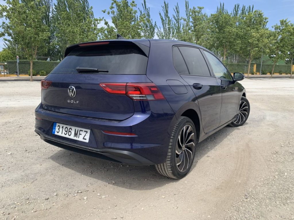 2023 Volkswagen Golf 2.0 TDI 115 CV Life. Imagen estática trasera.